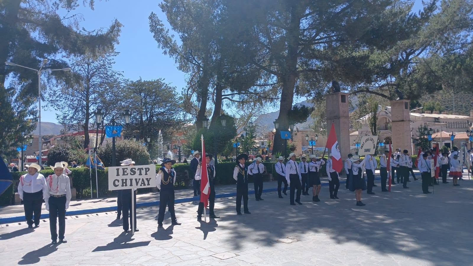 Desfile por el aniversario de la provincia de Caylloma - foto 5